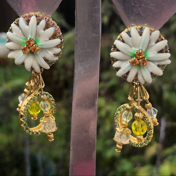 Lunch At The Ritz pierced Daisy flower earrings - Picture 3 of 9